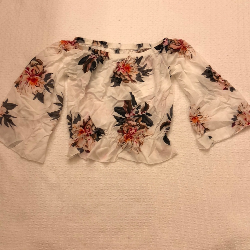 3 for $15!!! Off the shoulder floral shirt